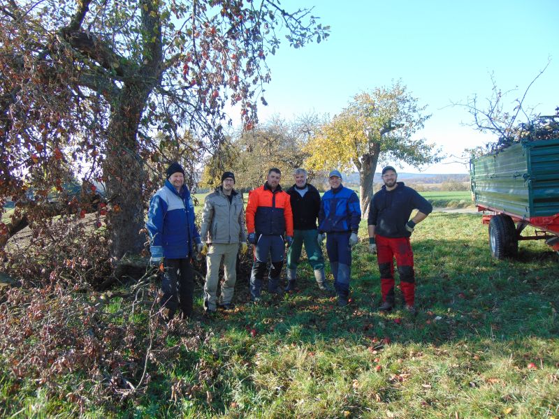 SPD Rengsdorf macht Streuobstwiesen beweidbar. Fotos: SPD Rengsdorf