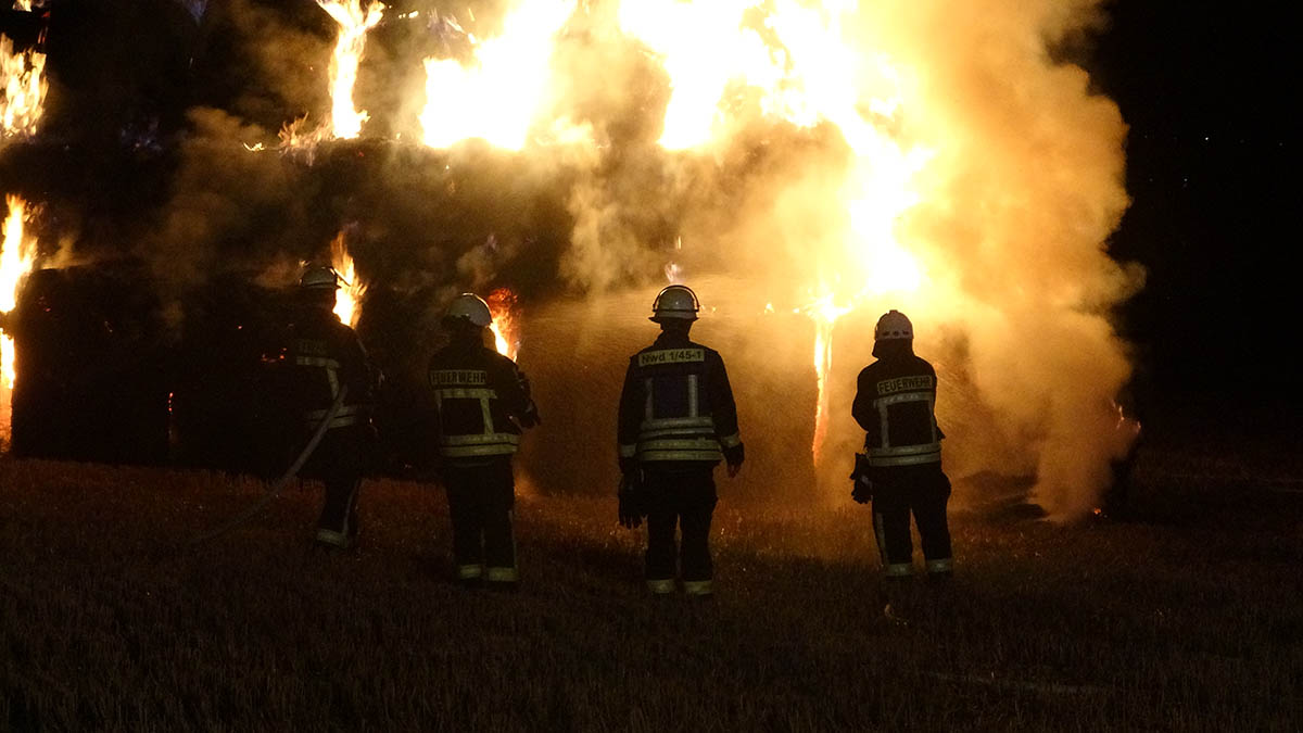 Rundballenbrand in Neuwied sorgt fr Geruchsbelstigung