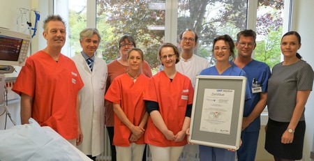 Das Team der Stroke Unit Selters, bestehend aus Chefarzt Dr. Benjamin Bereznai (links), Oberarzt Tobias Ellinger, dazwischen Neuropsychologin Heidrun Weese-Alebiosu sowie den Therapeuten, Pflegefachkrfte und der Verwaltungsdirektorin Anett Sandkuhl (rechts). (Foto: Krankenhaus Selters)