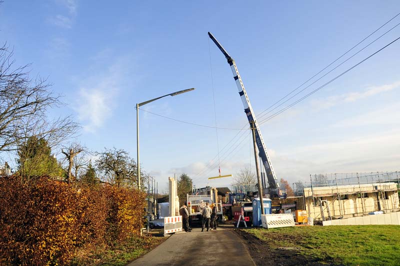 Ein Kran hatte auf einer Baustelle eine Stromleitung getroffen. (Fotos: kk)