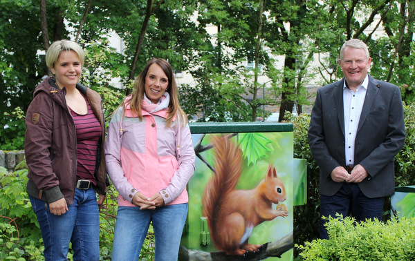 Brgermeister Bernd Brato und die Citymanagerinnen Julia Wisser (links) und Janine Horczyk freuen sich ber die neuen Hingucker in der Stadt. (Foto: Stadt Betzdorf)