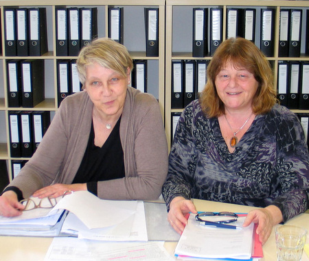 Margit Strunk (links) hat die Geschftsfhrung des Diakonischen Werks im Evangelischen Kirchenkreis Altenkirchen bernommen. Gemeinsam mit der Interims-Geschftsfhrerin Ute Weber bereitete sie sich auf ihre neue Aufgabe vor. (Foto: Diakonisches Werk/Petra Stroh)