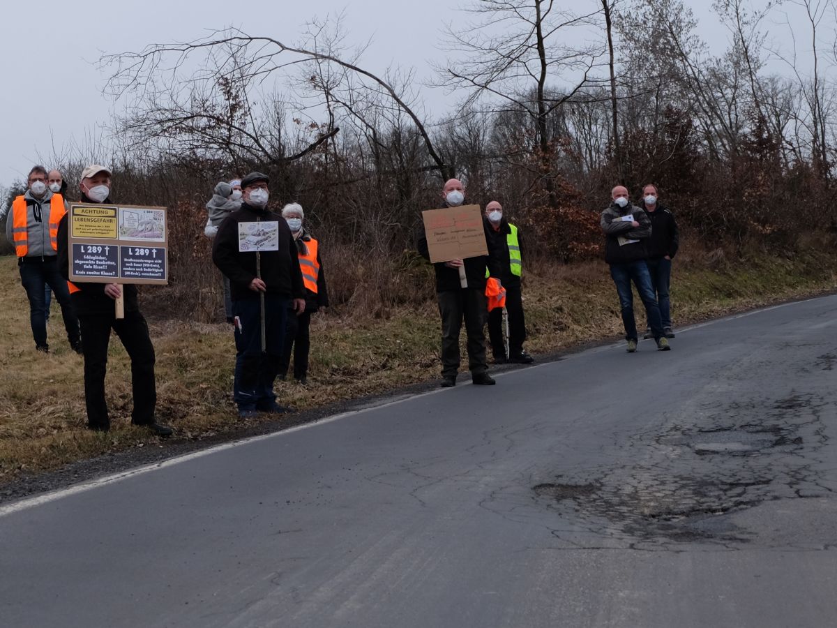 _Die Ortsgemeinde Selbach machte Anfang 2021 in der Bauausschusssitzung erneut auf den Zustand der L 289 aufmerksam. Verrgerte Brger schlossen sich mit Plakaten an. (Archivfoto_ KathaBe)