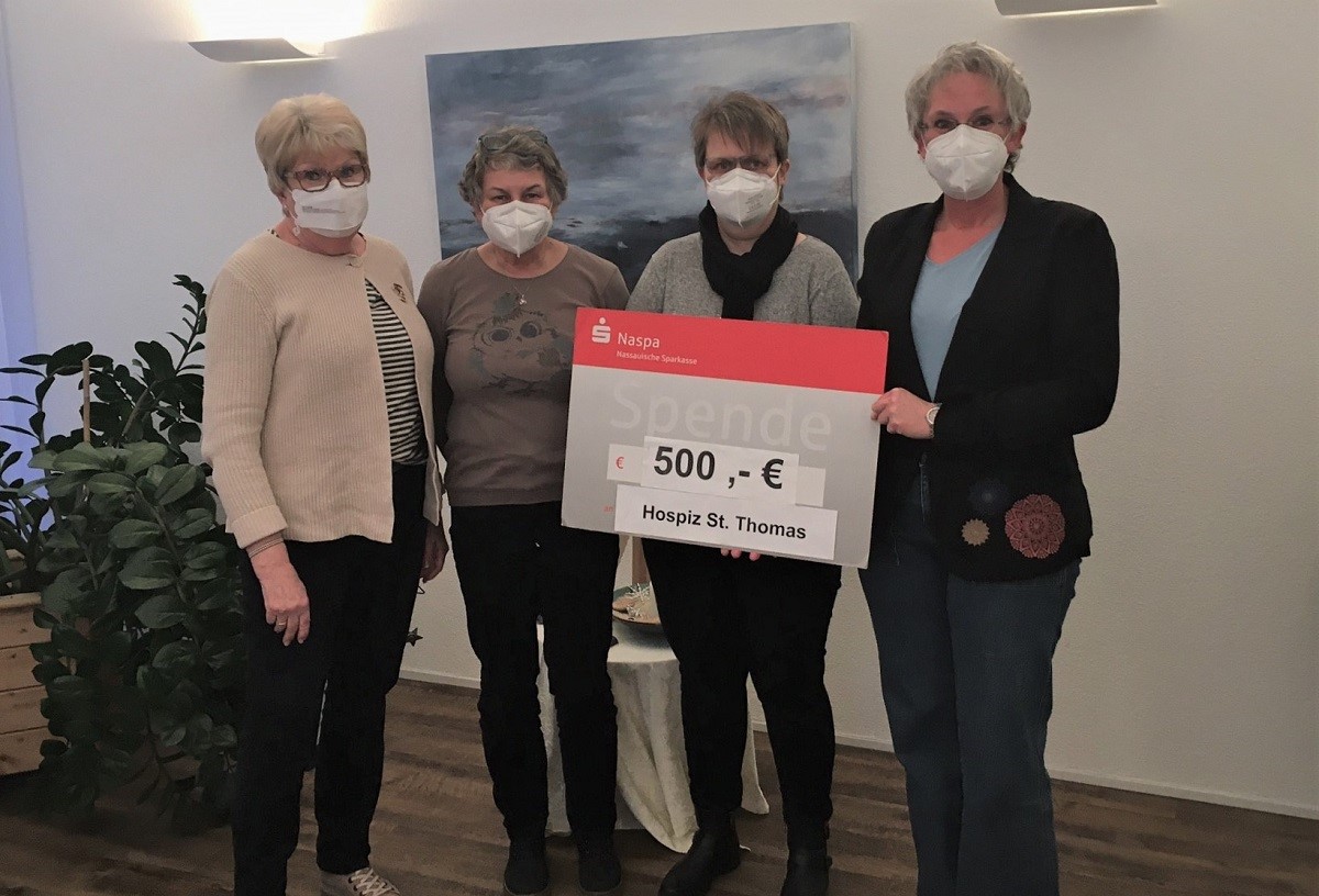 Von links: Juliane Thomas, Brbel Neel und Antje Kaiser berreichen den Spendenscheck an Eva-Maria Hebgen. (Foto: DGKK)