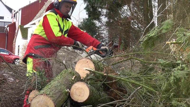 Die Wahrscheinlichkeit ist gro, dass die Kettensgen der Feuerwehren weiter in den Einsatz kommen. Foto: Wolfgang Tischler