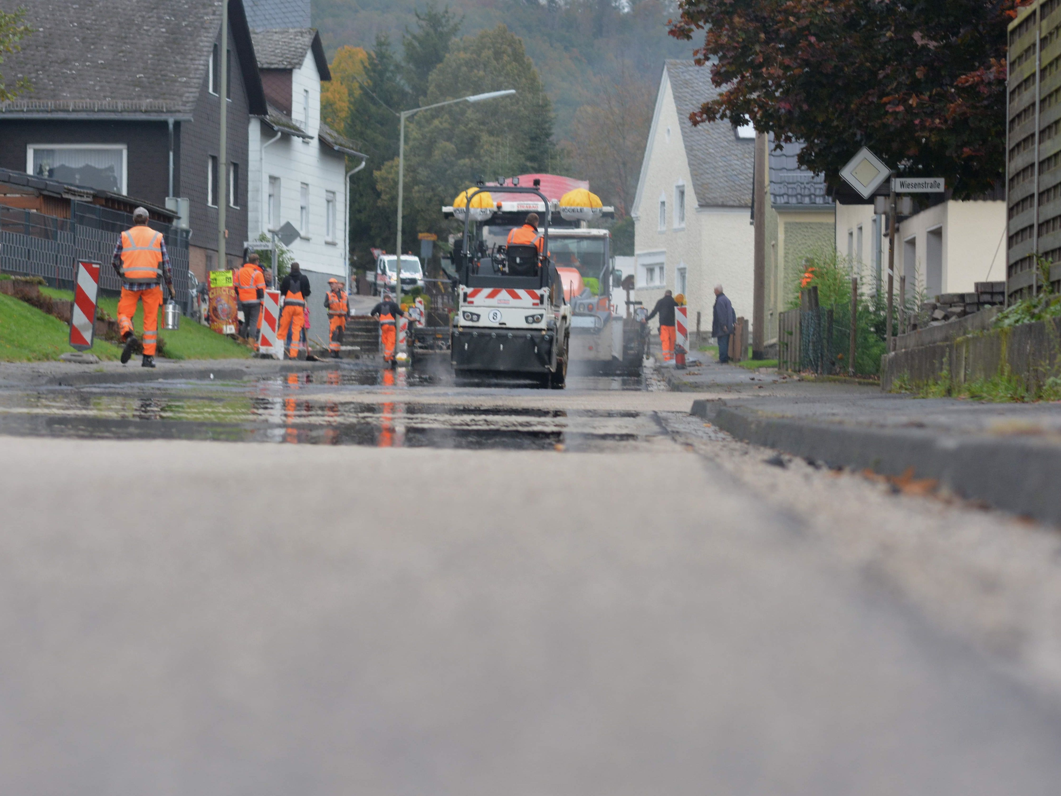 Flirrend steht die Hitze ber dem gerade eingebauten Asphalt. (Foto: tt)