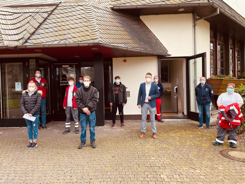 Stadtbrgermeister Benjamin Geldsetzer und der DRK-Ortsverein Betzdorf freuen sich auf den Start des Testzentrums in der Betzdorfer Stadthalle. (Foto: Stadt Betzdorf) 