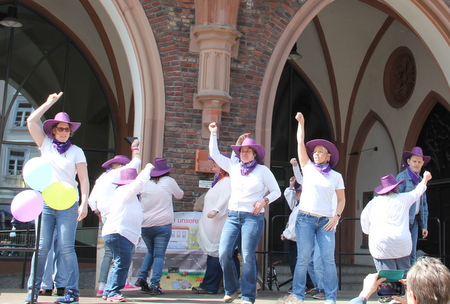 Die Tanzgruppe Lets Dance der Stiftung Scheuern (hier bei ihrem letztjhrigen Auftritt vor dem Alten Rathaus in Montabaur) ist auch dieses Mal wieder beim Europischen Protesttag zur Gleichstellung von Menschen mit Behinderung dabei. (Foto:Stiftung Scheuern