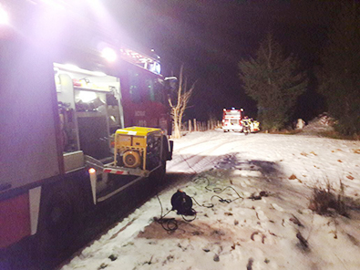 Die Feuerwehr konnte die vermisste Frau retten und dem DRK-Rettungsdienst bergeben. Fotos: Feuerwehr