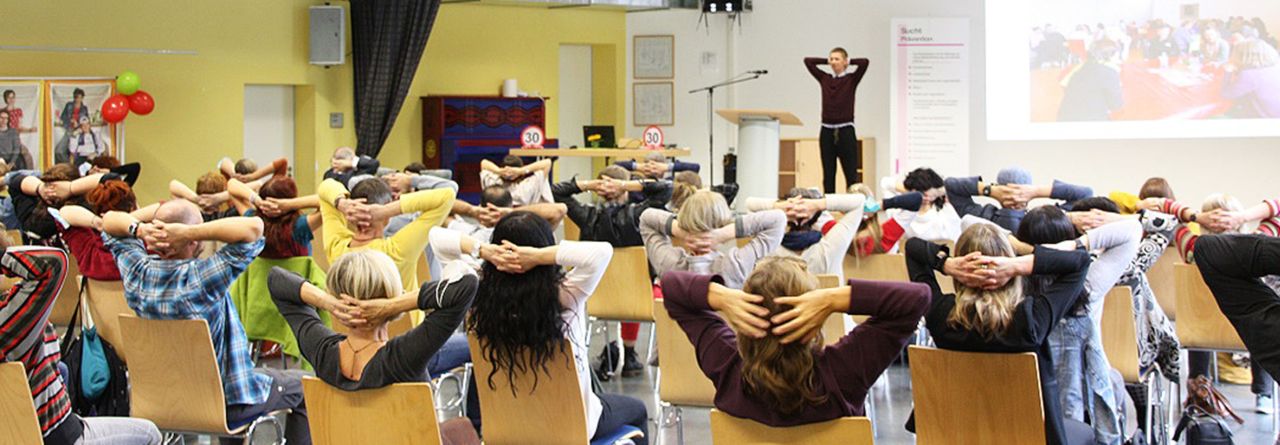 Psychotherapeut Dariusz Dahlmann erffnete den Vortrag mit einer praktischen Krperbung. Foto: privat