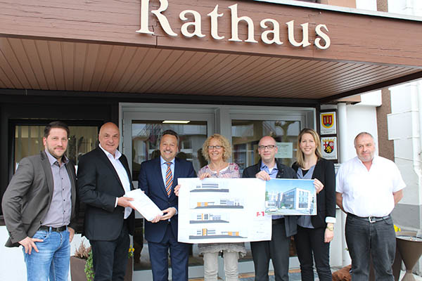 Johannes Schardt (Standortleiter), Christoph Eife (Projektleiter)l, Hans-Werner Breithausen (Brgermeister),Claudia Runkel (Ortsbrgermeisterin), Michael Berc (Verkaufsingenieur Goldbeck), Corinna Klein-Bellin (Architektin) und Michael Kocherscheidt (stellvertretender Bauamtsleiter Rengsdorf). Foto: Swag
