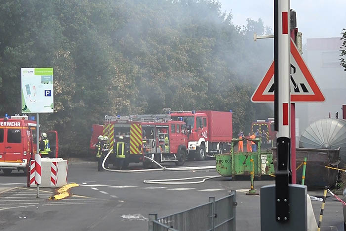 Brand bei Entsorgungsfirma - Mitarbeiter verletzen Kameramann