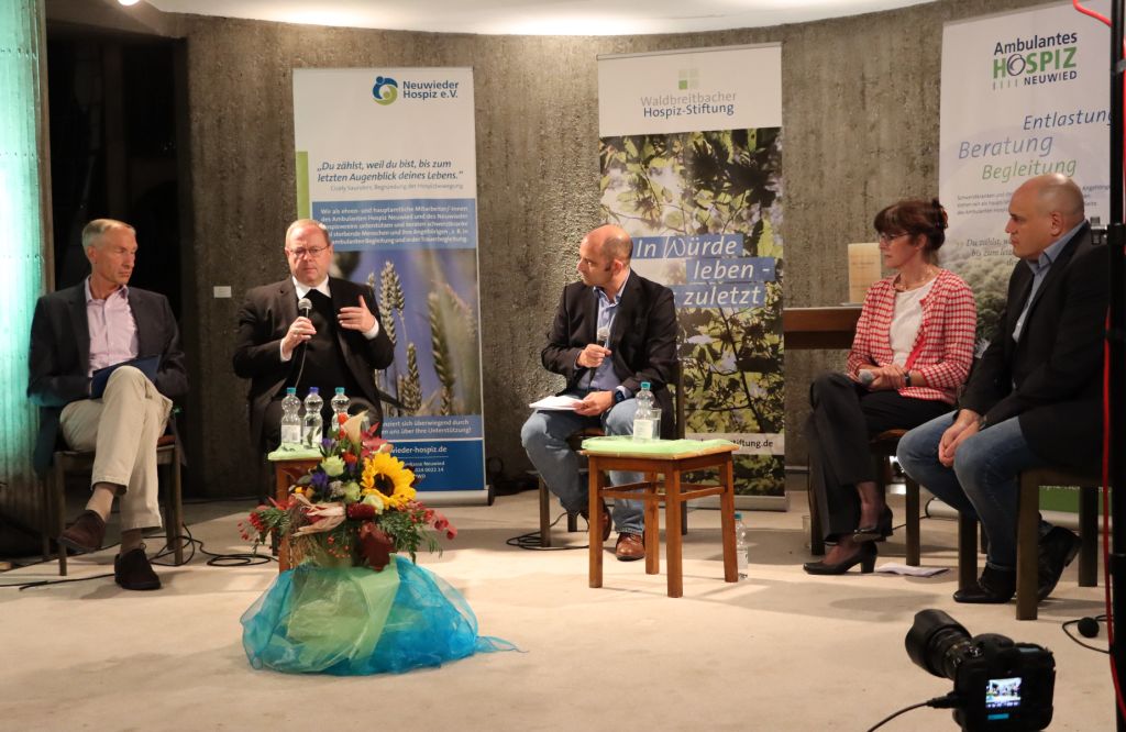 Georg Beule, Georg Btzing, Patrick Hnerfeld, Anita Ludwig, Frank Voss, (v.l.n.r.), diskutierten in der Heilig-Kreuz-Kirche in Neuwied ber das Thema Assistierter Suizid. Foto: Caroline Hensiek