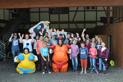 Die Nachwuchsmusiker/innen hatte viel Spa mit den luftgepolsterten Anzgen. Foto: Verein