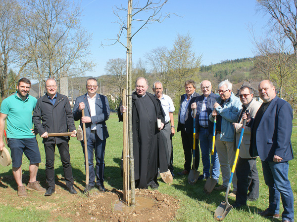 Zum Stadt-Geburtstag einen Baum gepflanzt 