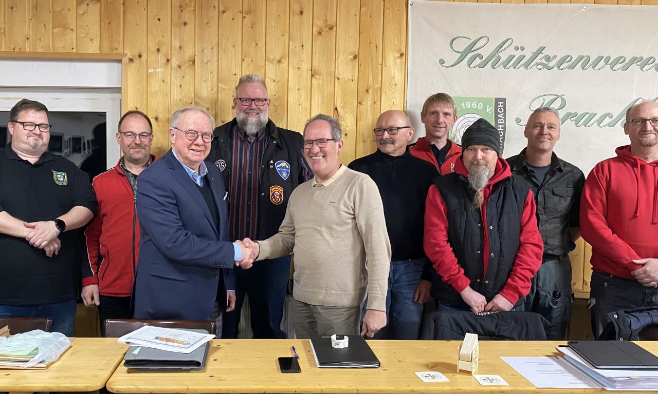 Im Bild von links: Uwe Tonner (Schieleiter), Stephan Klsch (Jugendleiter), Klaus-Jrgen Griese (VG-Sportbeauftragter), Andreas Mager (1. Geschftsfhrer), Bruno Schlechtinger (1. Vorsitzender), Rolf Ksling (2. Vorsitzender), Frank Pikowski (Schiewart Schwarzpulver), Ralf Lessenich (Schiewart KK), Thomas Muhl (Waffenwart) und Karl-Heinz Neubauer (Hauptkassierer). Foto: kjg