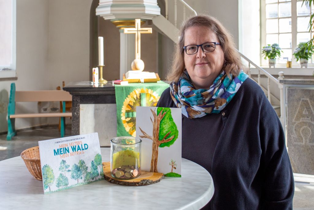 Pfarrerin Swenja Mller sammelt in der Kirche fr die Wiederbewaldung. Foto: Stadt Selters