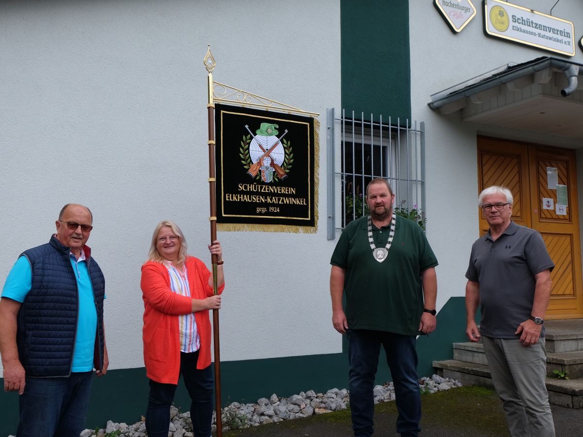 SV Katzwinkel1: Die neue Fahne des Schtzenverein Elkhausen-Katzwinkel e.V. - ein Zeichen von Verbundenheit. V.l. Horst Holschbach, Silke Weber, Markus Schneider und Ortbrgermeinster Hubert Becher (Fotos: KathaBe)