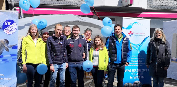 Der SV Neptun Wissen und der Frderverein des Wissener Siegtalbads nutzten mit einem gemeinsamen Stand die Gelegenheit, sich beim Wissener Stadtfest zu prsentieren. (Foto: privat)