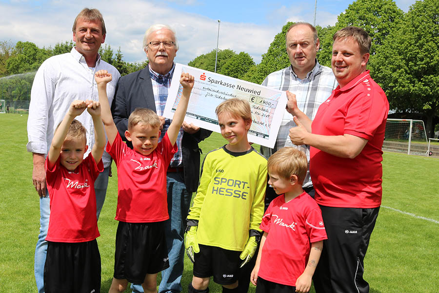 SV Raubach weihte seinen neuen Rasenplatz ein