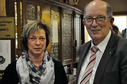 Anke Mller wurde mit der Ehrennadel in Bronze geehrt, die der stellv. Sportkreisvorsitzende Michael Wschenbach vornahm. Foto: kk