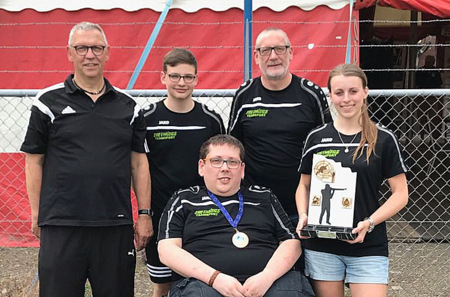 Am vergangenen Wochenende nahm der Wissener Schtzenverein (SV) mit einer Mannschaft am Euregio-Shooting Event in Belfeld in der niederlndischen Provinz Limburg teil: (von links) Joachim Zimmermann (Betreuer), Benedikt Mockenhaupt, Kevin Zimmermann, Bernd Schneider (Trainer) und Nicole Juchem. (Foto: Wissener SV)
