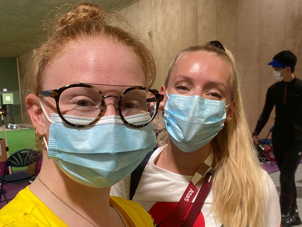 Kurz nach ihrer Ankunft in Tokio: Jessi Kaps (links) und Anna Nielsen (Foto: Schtzenverein Wissen) 