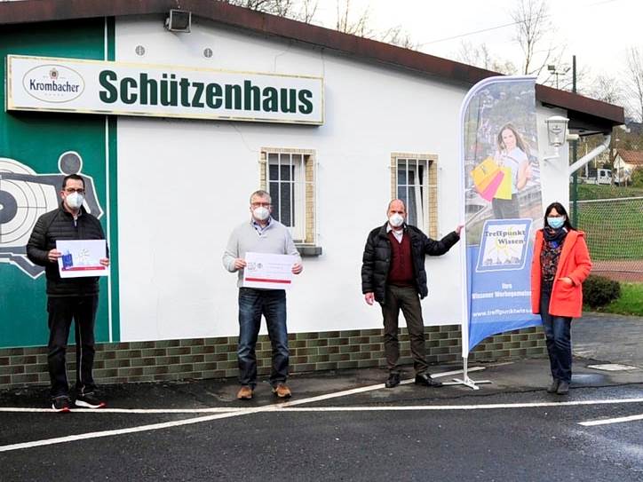 Gemeinsam mit Vertretern des Treffpunktes Wissen stellte der SV Wissen die Gutscheinaktion am Schtzenhaus vor (von links): Jrgen Thielmann, Jrgen Brosch, Thomas Klschbach und Britta. Fotos: kk/ komplettes Gruppenbild unter Artikel) 