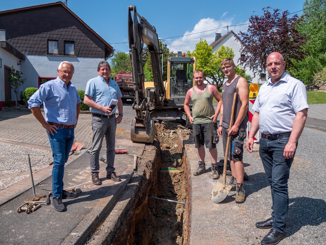 In Schweifeld werden Wasserhauptleitung und Hausanschlsse erneuert. (v.l.) Landrat Achim Hallerbach, SWN-Geschftsfeldleiter Thomas Endres und (r.) Ortsbrgermeister Martin Buchholz sahen an der Baustelle, dass die Arbeiten gut voran gehen. (Foto: privat)