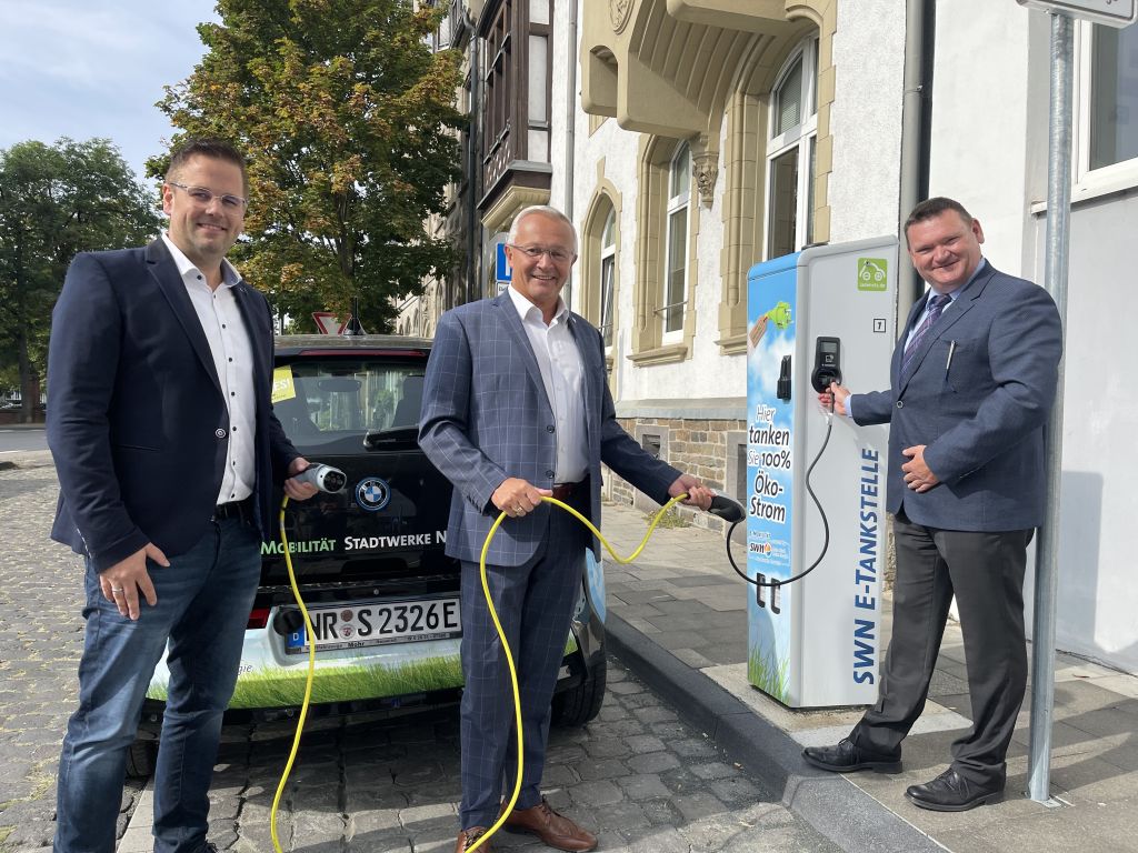 Besucher der Kreisverwaltung knnen an den neuen Ladepunkten ihr E-Auto laden. Ein weiterer Baustein fr die Mobilittswende, wie Thomas Kill von den SWN, Landrat Achim Hallerbach und SWN-Geschftsfhrer Stefan Herschbach betonen. Foto: privat