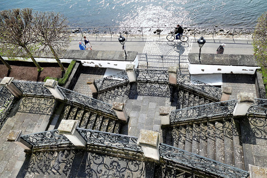 Das Siegerfoto Rheinpromenade in Engers von Samir Becic zeigt eine ungewhnliche Perspektive auf die Auentreppe von Schloss Engers.