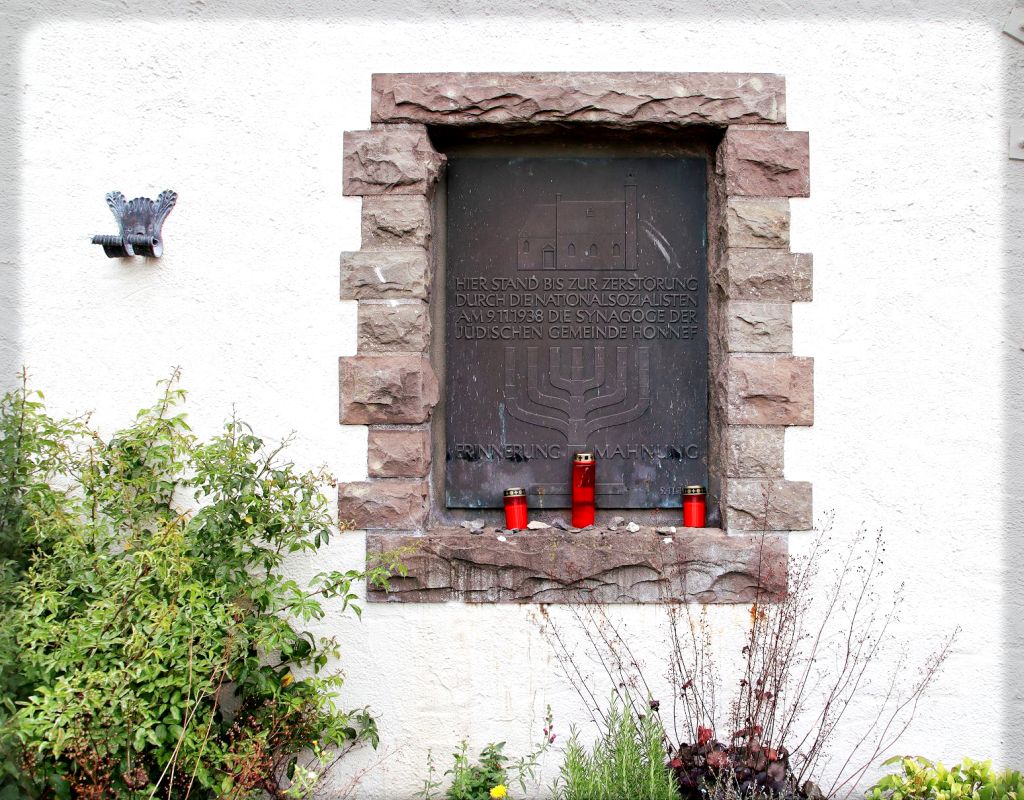 Tafel zur Erinnerung an die Honnefer Synagoge in der Kirchstrae. Fotos: Stadt Bad Honnef
