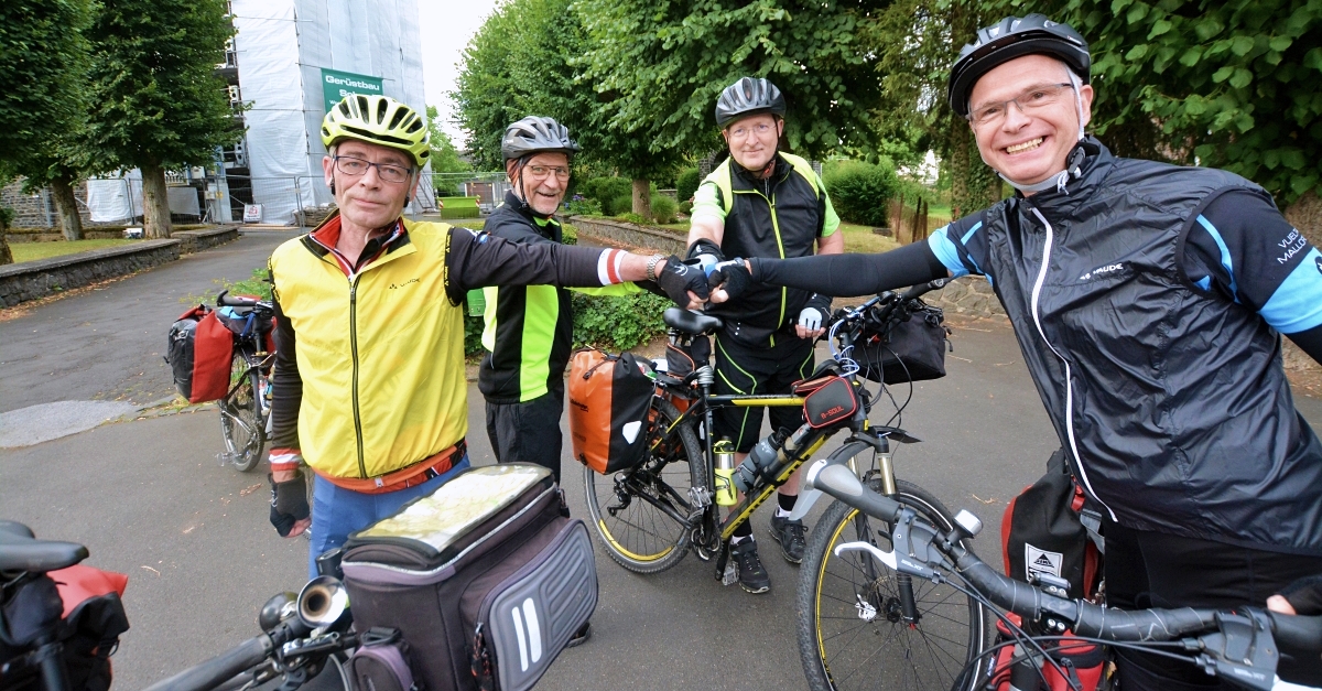 Seit 20 Jahren haben die Vier alle Radtouren des "Männersynchronschwimmvereins Elkenroth" mitgemacht. (Foto: tt)