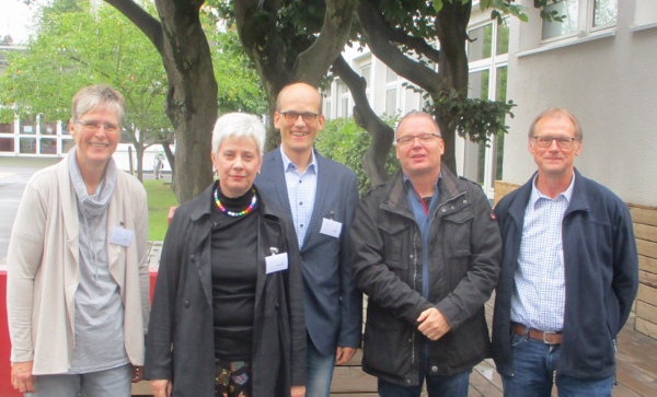 Zum letzten Mal in dieser Konstellation reisten die Abgeordneten aus dem Evangelischen Kirchenkreis Altenkirchen zu einer Synode ihrer Landeskirche: (von links) Petra Stroh, Superintendentin Andrea Aufderheide, Pfarrer Martin Haler, Pfarrer Marcus Tesch und Frank Schumann. (Foto: Kirchenkreis)