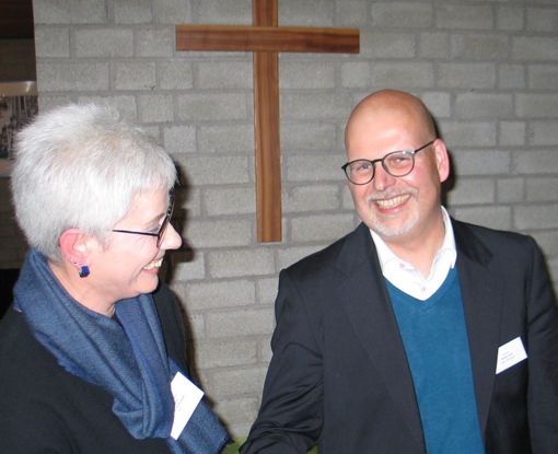 Pfarrer Stefan Turk wurde von der Synode des Kirchenkreises Altenkirchen mit groer Mehrheit als zweiter stellvertretender Superintendent (Skriba) gewhlt. Superintendentin Andrea Aufderheide gratulierte dem Kollegen und freut sich auf die Zusammenarbeit. (Foto: Petra Stroh)