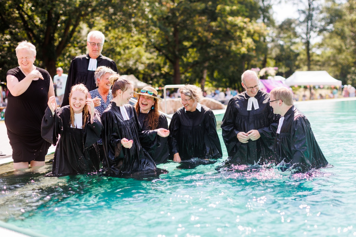 Hunderte Menschen haben ein schnes Tauffest im Naturschwimmbad Linderhohl in Hhr-Grenzhausen genossen. (Fotos: privat)