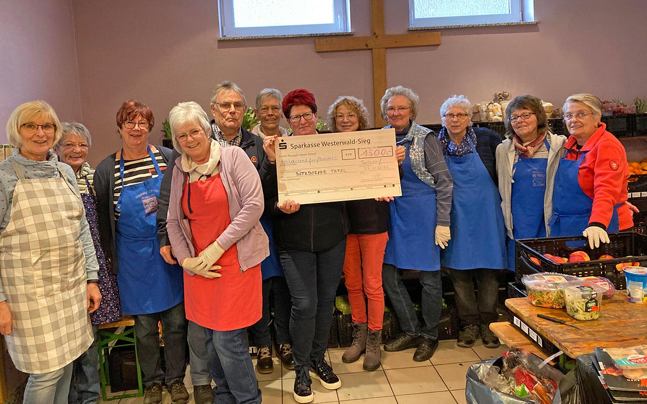 Die Mitarbeiter der Tafel zusammen mit Sabine Alberts-Wingenfeld (6. v. r.) bei der Spendenbergabe. (Foto: Tafel Betzdorf)