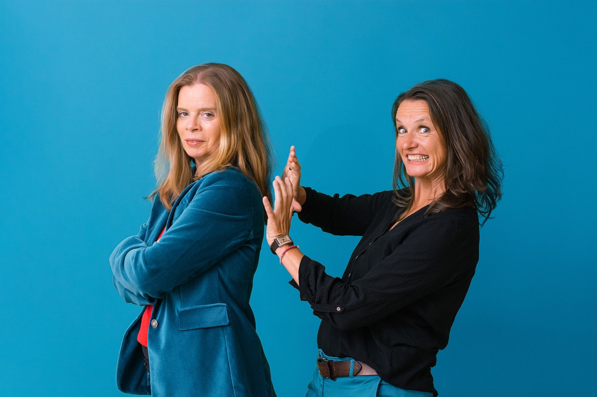 Simone Schmitt und Christine Hlzer widmen sich in ihrem spontanen Schauspiel dem Thema Leben, Tod, Trauer, Sterben und Liebe. (Foto: Till Benzin)