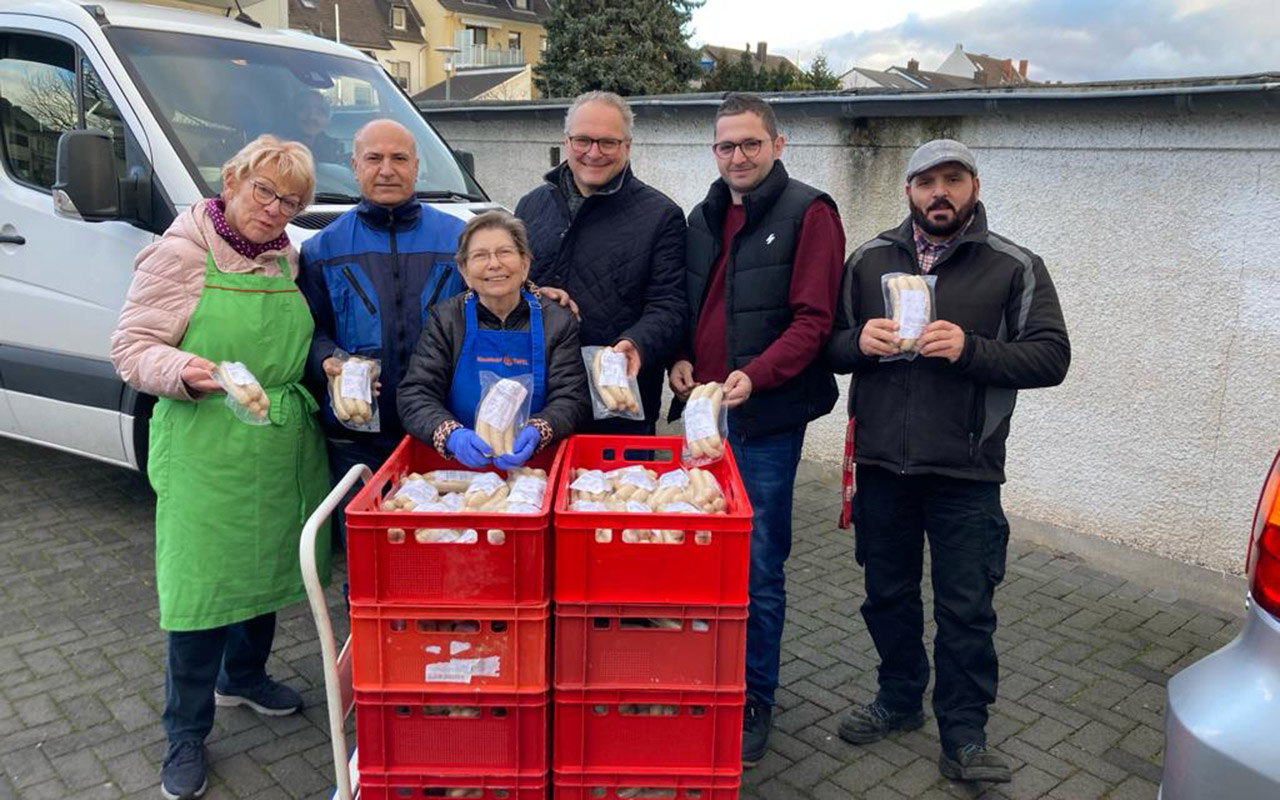 Schaustellerfamilie spendet 1000 Bratwrstchen an die Tafel Neuwied