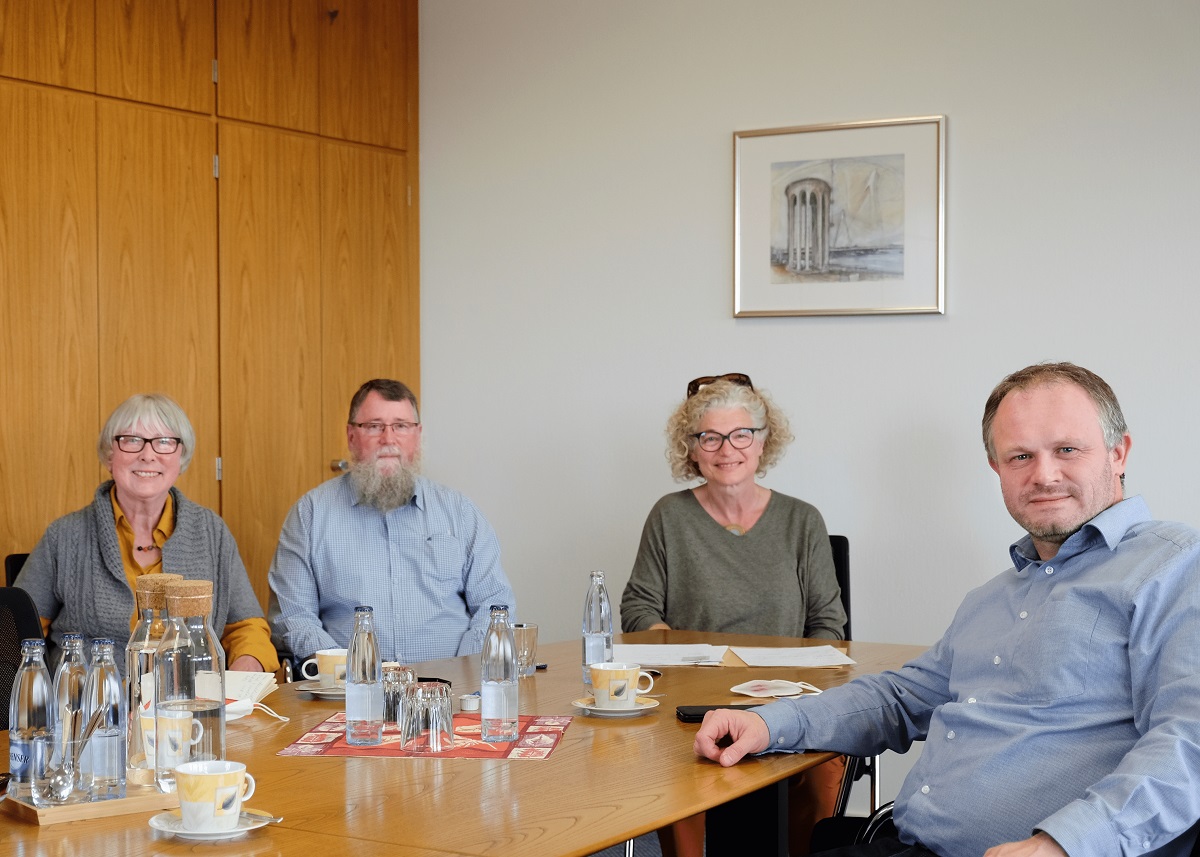 Drei Mitglieder der Brgerinitiative trafen sich mit Brgermeister Jan Einig (rechts), um Helga Vowinckel ein Andenken fr ihren Einsatz zu widmen. (Foto: privat)