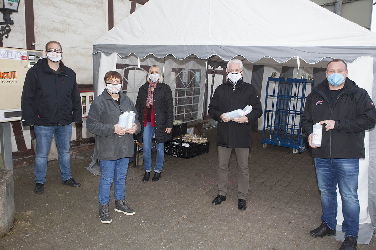 Desinfektionsmittel und Masken an Tafel Puderbach gespendet