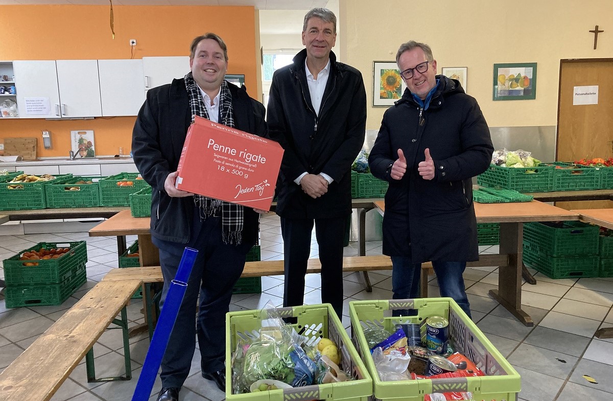Alexander Schnupp (Vorsitzender Fördervereins Westerwaldkreis Tafel Montabaur/Wirges e.V.) (rechts), Dr. Dirk Bissel (Vorstandsvorsitzender der Verallia Deutschland AG) (Mitte) und Michael Breuer (Werkleiter des Standortes Wirges) bei der Spendenübergabe. (Foto: privat)