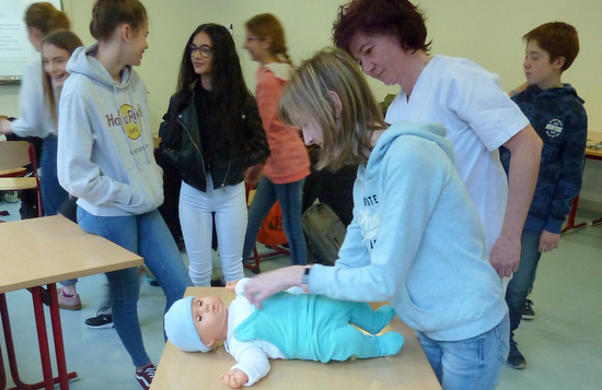 Dieses Jahr war einer der Hauptprogrammpunkte die Vorstellung der Pflegeberufe durch das Team der Schule fr Pflegeberufe am DRK-Krankenhaus Kirchen: Es wurde Blutdruck gemessen, Organe wurden bestimmt, Babys gewickelt und eben Arme eingegipst. (Foto: IGS Betzdorf-Kirchen)