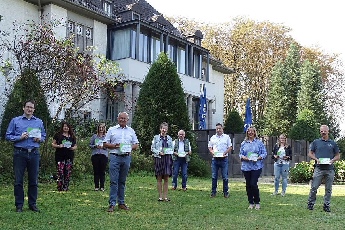 Von links: Harald Schmillen (Geschftsfhrer Wirtschaftsfrderungsgesellschaft Neuwied), Martina Beer (VG Altenkirchen-Flammersfeld), Julia Kloos-Wieland (Stadt Neuwied), Landrat Achim Hallerbach, Maike Schnatz (Naturpark Rhein-Westerwald), Rolf Schmidt-Markoski (VG Altenkirchen-Flammersfeld), Peter Fischer (VG Asbach), Anja Hoffmann (Wirtschaftsfrderungsgesellschaft Neuwied), Nicole Runkel (VG Bad Hnningen), Michael Fhrer (VG Puderbach). Foto: Kreisverwaltung