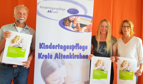 Bernd Kohnen von der Kreisvolkshochschule Altenkirchen wirbt gemeinsam mit seinen Kolleginnen des Jugendamts Carola Paas (Mitte) und Susanne Morgenschweis fr die Infoveranstaltung Wie werde ich Tagesmutter oder Tagesvater? am 5. September im Kulturwerk in Wissen. (Foto: Kreisverwaltung Altenkirchen)