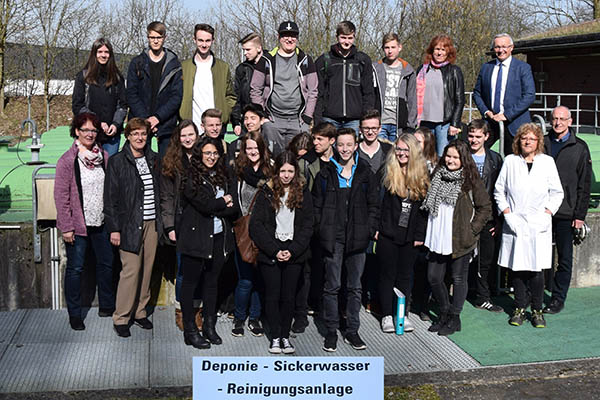 Klasse 10c des Wiedtal-Gymnasiums nehmen die Deponiesickerwasserreinigungsanlage des Landkreises Neuwied unter die Lupe mit Lehrerin Birgit Becker (hinten 2.v.r.), 1. Kreisbeigeordneter Achim Hallerbach (hinten 1.v.r.), Referatsleiter Stefan Kraus (1.v.r.), Stefanie Borza (2.v.r.), Abfallberatung Christa Nilges (1.v.l.) und Referatsleiterin Umwelt, Ina Heidelbach (2.v.l.). Foto: Kreisverwaltung