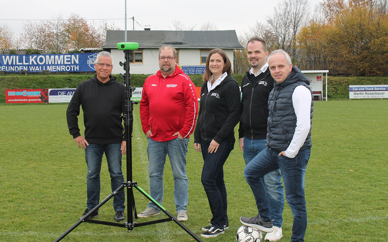 Freuen sich ber die Mglichkeiten, die die neue Kamera fr den Trainingsbetrieb bietet: Dietmar Weber (Frderverein der SG Wallmenroth/Scheuerfeld), Mario Sahm (JSG Siegtal/Heller), Inga und Timo Martin (Automaten Martin) und Timo Hess (JSG Siegtal/Heller). (Foto: JSG Siegtal/Heller)
