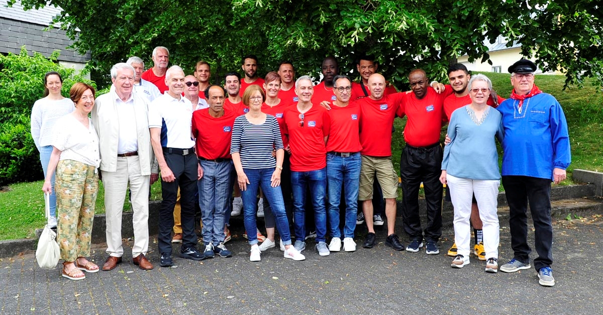 Die Reisegruppe und Vertreter der VG 6 v. li. Brgermeister Fred Jngerich. (Foto: kk)