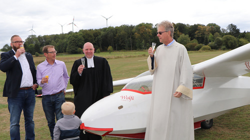 Der Pfarrer der Evangelischen Kirchengemeinde Bad Marienberg, Oliver Salzmann (3. von links), und der Gemeindereferent der Katholischen Kirchengemeinde Hhn, Bernhard Hamacher (rechts), haben zwei Segelflugzeuge des Luftsportclubs Marienberg e. V. gesegnet. (Foto: privat)