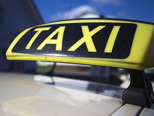 Taxi-Fahrgast rastete in Scheuerfeld aus
